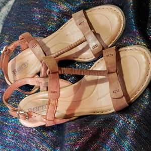 BORN TAN LEATHER SMALL WEDGE SANDALS 6M